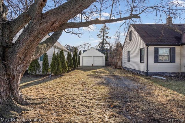 20240 Hollywood Street, Harper Woods, MI 48225