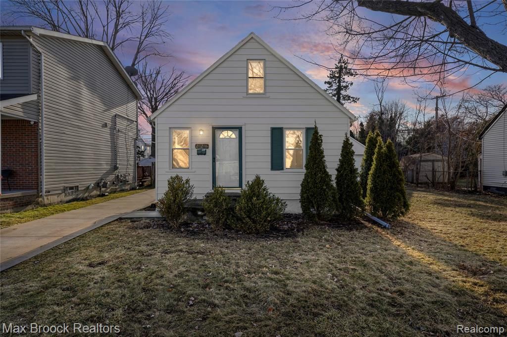 20240 Hollywood Street, Harper Woods, MI 48225