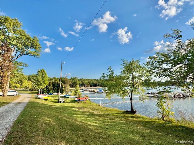 1071 Pelham Boulevard, Waterford, MI 48328