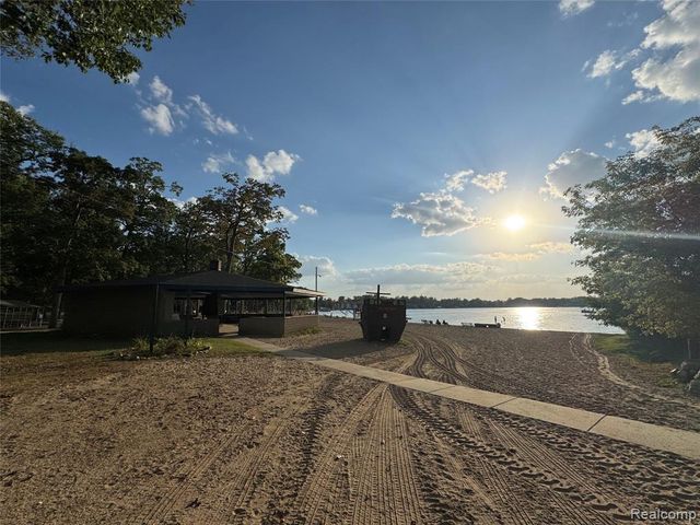 1071 Pelham Boulevard, Waterford, MI 48328