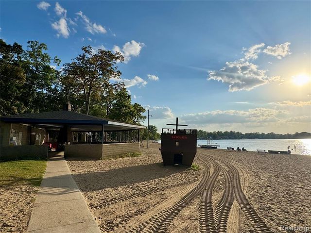 1071 Pelham Boulevard, Waterford, MI 48328