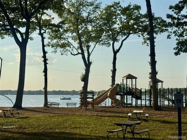 1071 Pelham Boulevard, Waterford, MI 48328