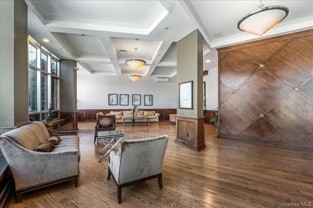 130 Post Avenue 324, Mineola, NY 11590