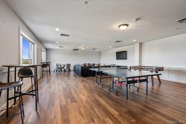 130 Post Avenue 324, Mineola, NY 11590