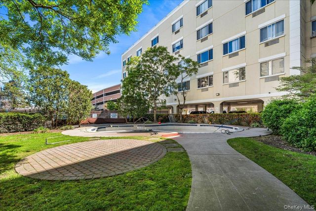 130 Post Avenue 324, Mineola, NY 11590