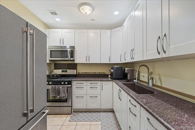130 Post Avenue 324, Mineola, NY 11590