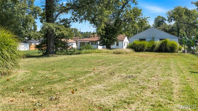 21 Shumate Avenue, Maryland Heights, MO 63043