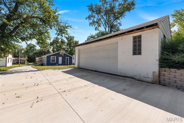 21 Shumate Avenue, Maryland Heights, MO 63043