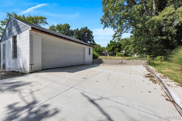21 Shumate Avenue, Maryland Heights, MO 63043
