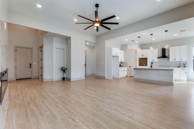 120 N Pohakea DR, Bastrop, TX 78602