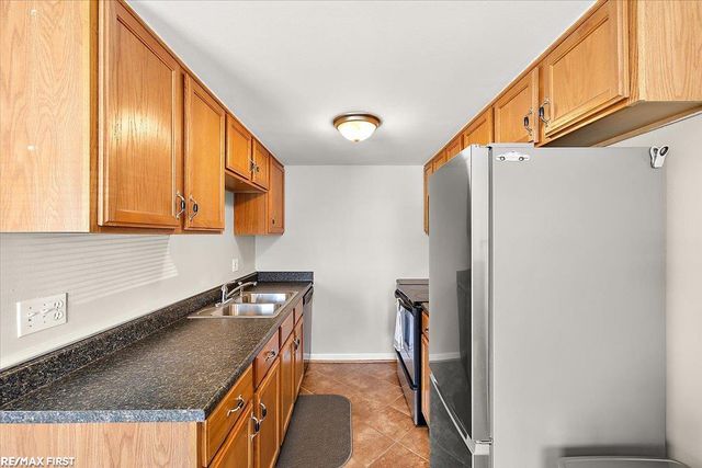 17445 Utica Oaks Lane, Roseville, MI 48066