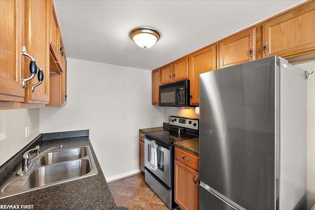 17445 Utica Oaks Lane, Roseville, MI 48066