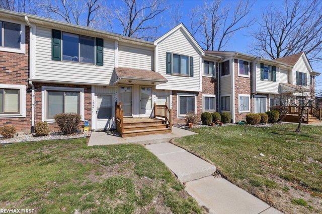 17445 Utica Oaks Lane, Roseville, MI 48066