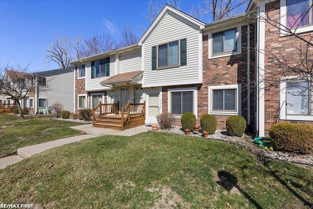 17445 Utica Oaks Lane, Roseville, MI 48066