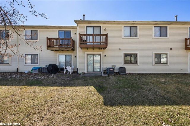 17445 Utica Oaks Lane, Roseville, MI 48066