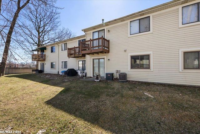 17445 Utica Oaks Lane, Roseville, MI 48066