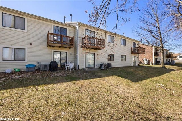 17445 Utica Oaks Lane, Roseville, MI 48066