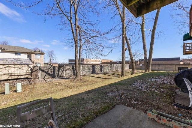 17445 Utica Oaks Lane, Roseville, MI 48066