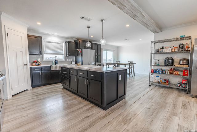 313 Clara Ridge, Marion, TX 78124