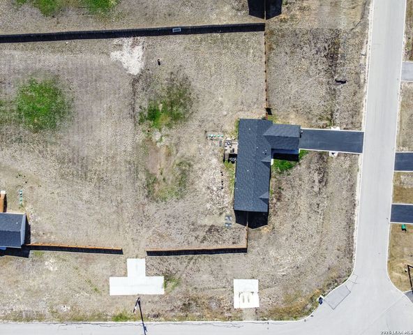 313 Clara Ridge, Marion, TX 78124