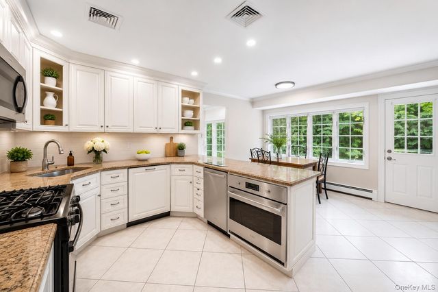29 Waverly Place, Lawrence, NY 11559