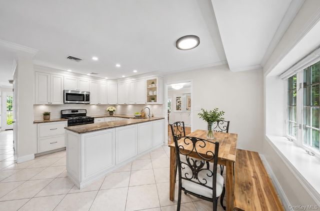 29 Waverly Place, Lawrence, NY 11559