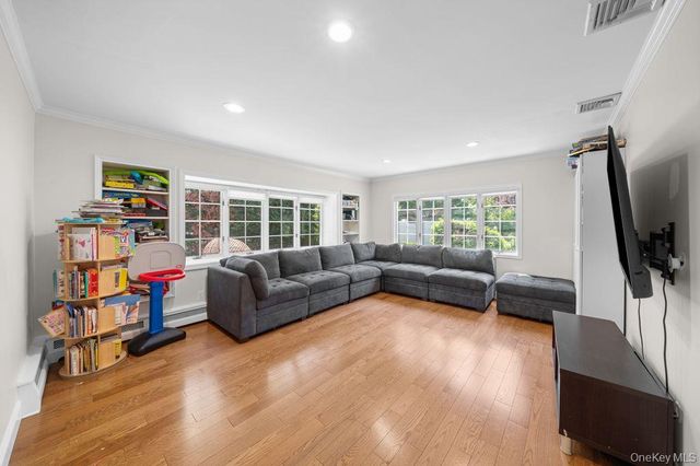 29 Waverly Place, Lawrence, NY 11559