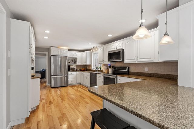 90 Tuttle Rd, Sterling, MA 01564