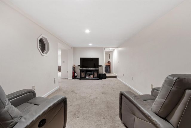 90 Tuttle Rd, Sterling, MA 01564