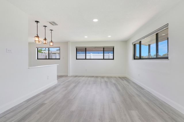 9291 Bloomfield Drive, Palm Beach Gardens, FL 33410