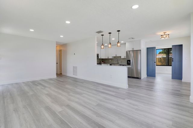 9291 Bloomfield Drive, Palm Beach Gardens, FL 33410