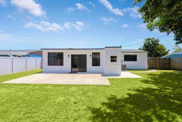 9291 Bloomfield Drive, Palm Beach Gardens, FL 33410