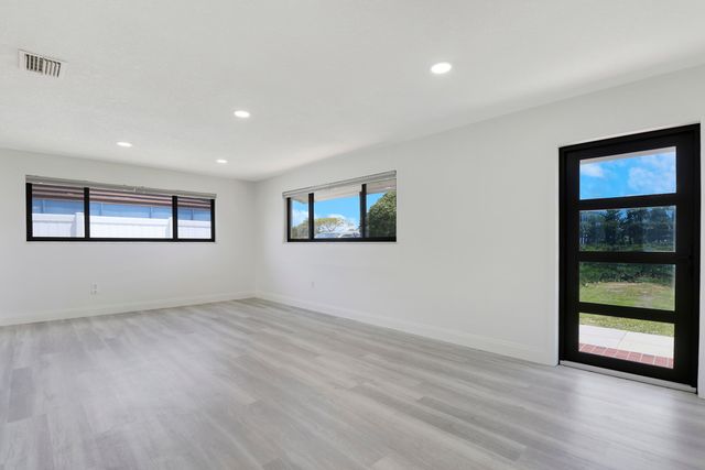 9291 Bloomfield Drive, Palm Beach Gardens, FL 33410
