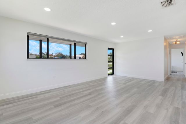 9291 Bloomfield Drive, Palm Beach Gardens, FL 33410