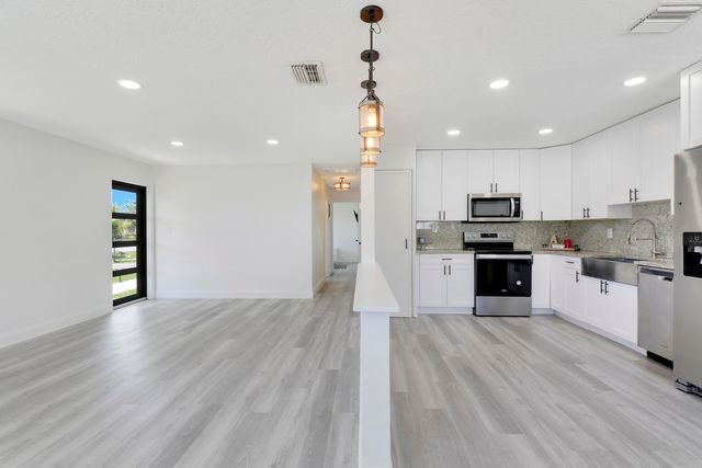 9291 Bloomfield Drive, Palm Beach Gardens, FL 33410