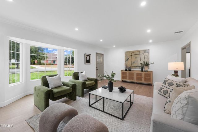 2176 Las Lunas Street, Pasadena, CA 91107