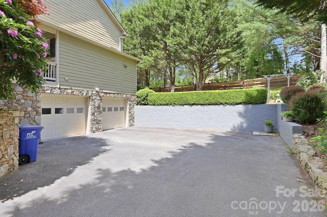 306 Woodview Court, Fletcher, NC 28732