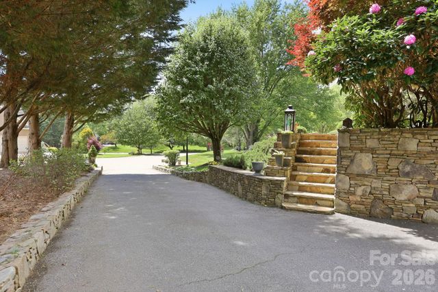 306 Woodview Court, Fletcher, NC 28732