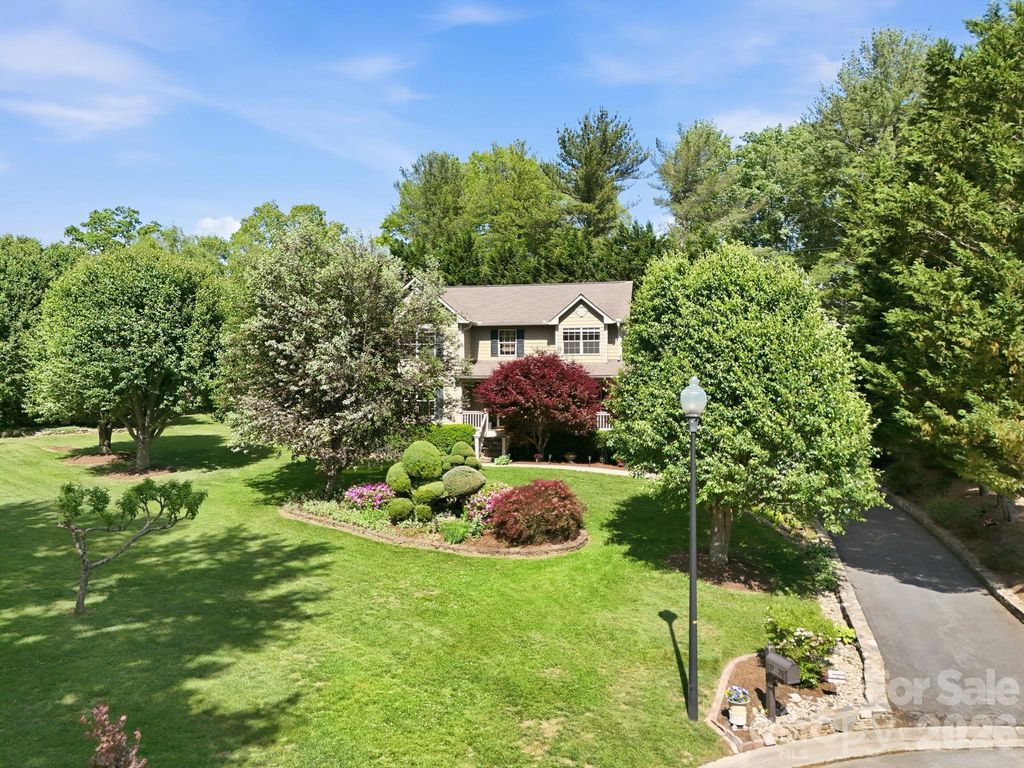 306 Woodview Court, Fletcher, NC 28732