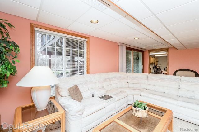 19760 Sussex Avenue, Livonia, MI 48152