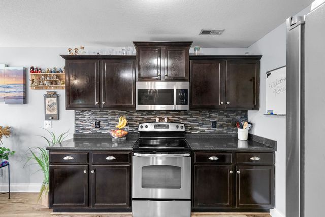 400 Leslie Wood Dr, Clarksville, TN 37040