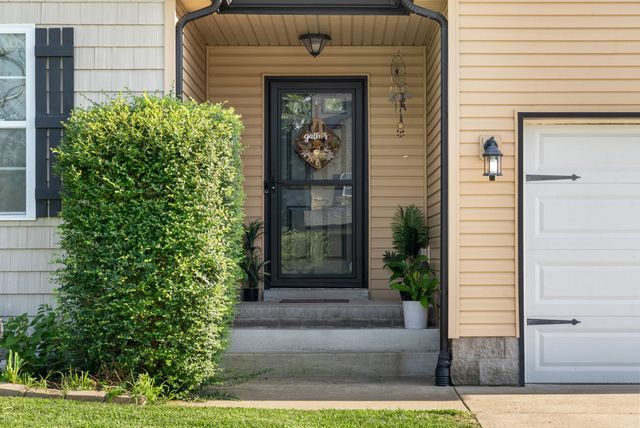 400 Leslie Wood Dr, Clarksville, TN 37040