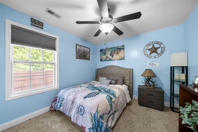 400 Leslie Wood Dr, Clarksville, TN 37040