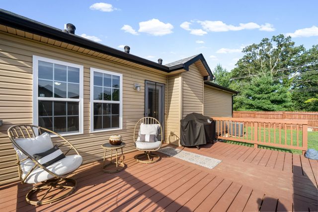 400 Leslie Wood Dr, Clarksville, TN 37040