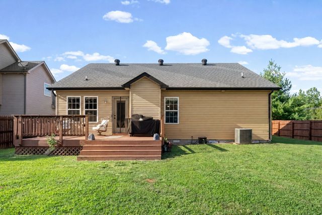 400 Leslie Wood Dr, Clarksville, TN 37040