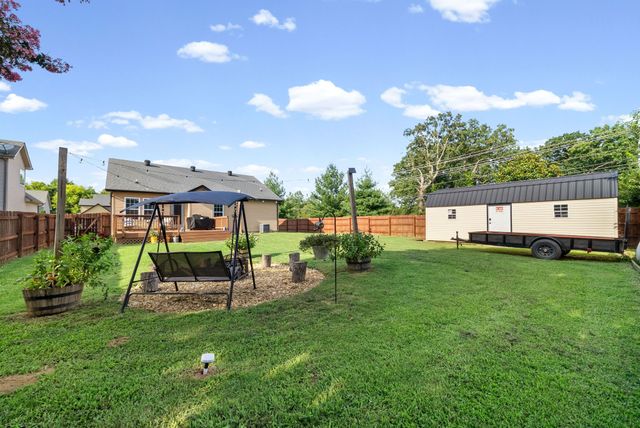 400 Leslie Wood Dr, Clarksville, TN 37040