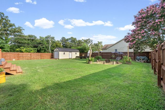 400 Leslie Wood Dr, Clarksville, TN 37040