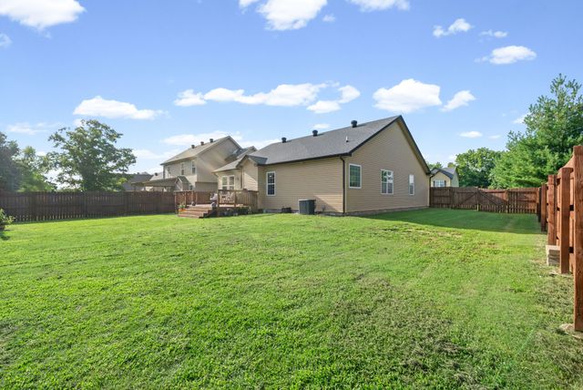 400 Leslie Wood Dr, Clarksville, TN 37040