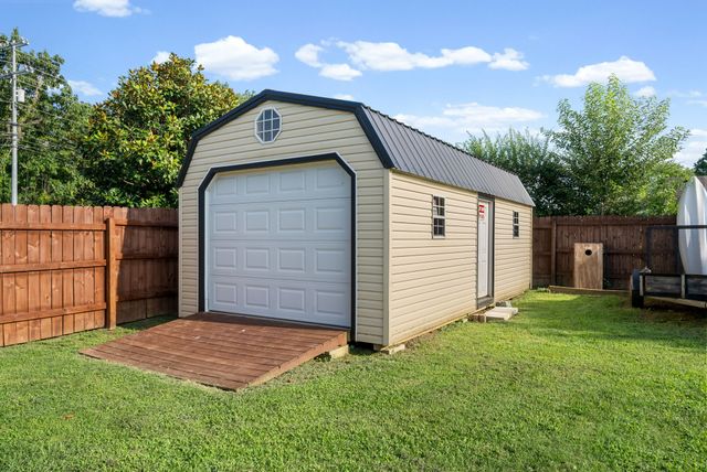 400 Leslie Wood Dr, Clarksville, TN 37040