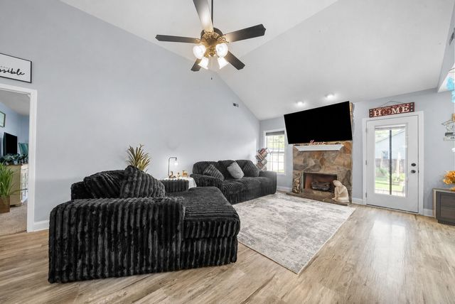 400 Leslie Wood Dr, Clarksville, TN 37040